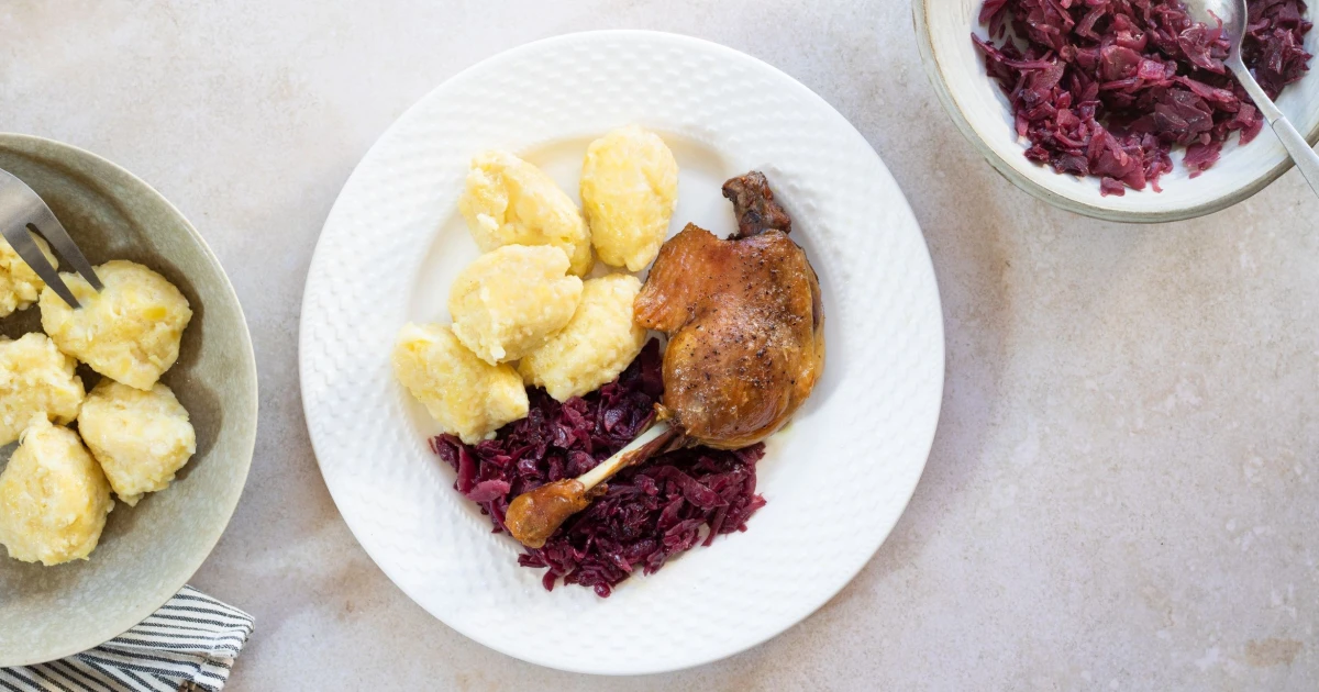 Minimum úsilí, maximální úspěch. Konfitovaná kachna, chlupaté knedlíky & skořicové zelí