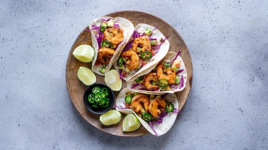 Lehké na vaření i na trávení. Krevetové tacos s rajčatovoavokádovou salsou