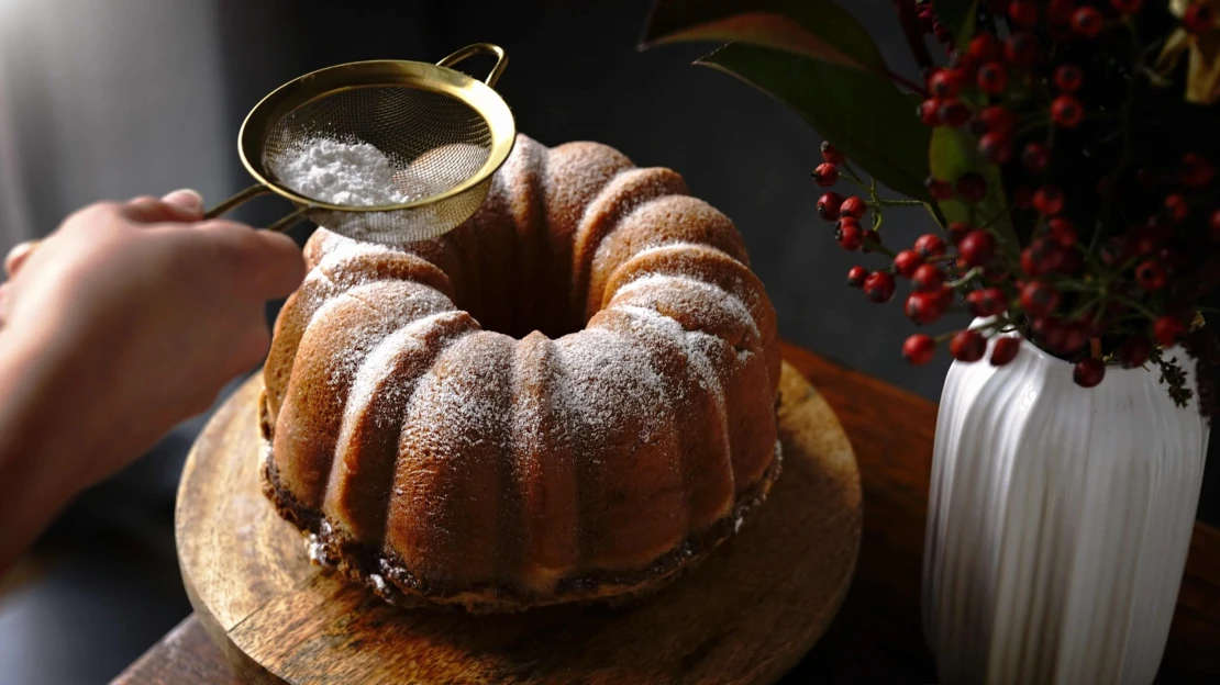 Závin jako bábovka. Voní rumem, je krásně vláčná a skrývá štědrou ořechovou náplň