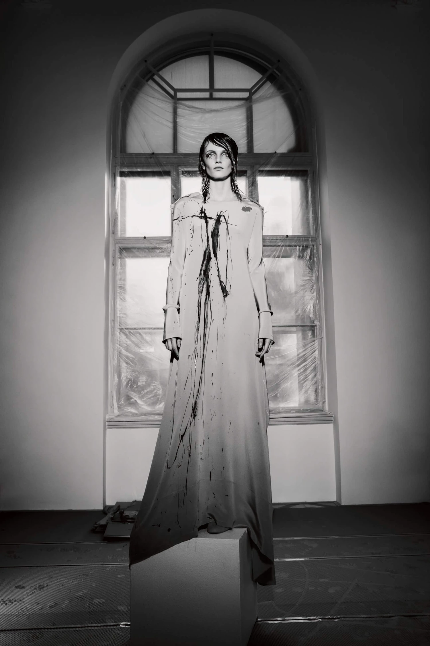 Liběna Rochová — Musa (autorská kresba), šaty z kolekce Doteky pro nadaci Debra, 2018, hedvábí.