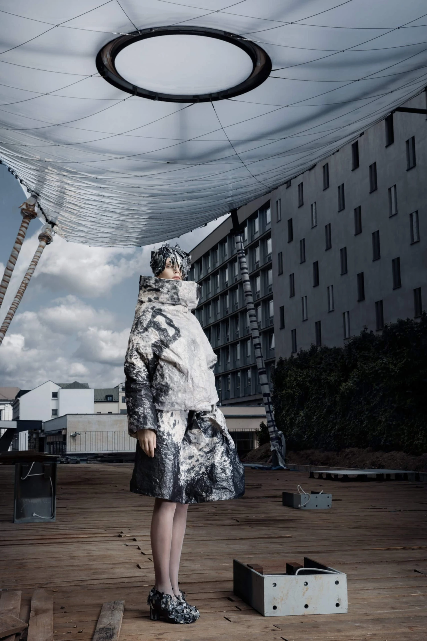 Liběna Rochová — Lenka Vacková (boty a účes ze silikonu), model z kolekce StainSoulSeal, 2016, netkaná textilie — autorský potisk.