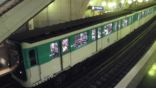 Pařížské metro po 125 letech ruší papírové jízdenky. Nahradí je dobíjecí karty