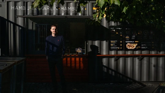 Z kontejnerů k milionům. Terminál Karlín teď sází na večírky i firemní obědy