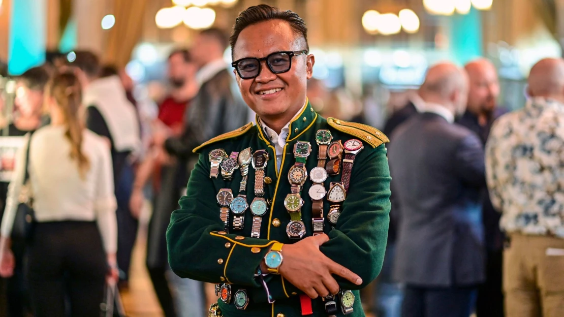 Rebel v seriózním světě. Influencer pojí hodinky a módu, jeho saka se stala virálními