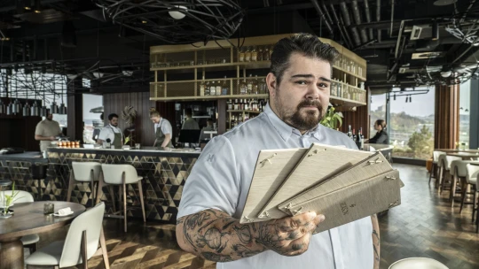 Etické foie gras i&nbsp;pasta z&nbsp;chleba. Na střeše Prahy dělá Reason fine dining jinak