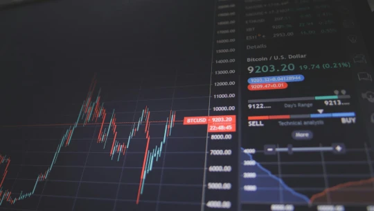 Index S&P 500 si letos připsal skoro sedmnáct procent. Daří se těžařům i zbrojovkám