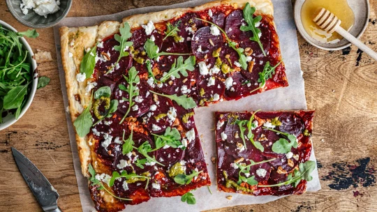 Listové těsto, sýr & minuta slávy po otočení: obrácený řepový koláč