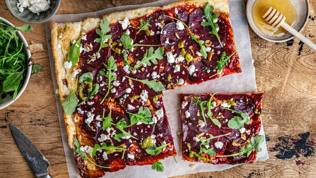 Listové těsto, sýr & minuta slávy po otočení: obrácený řepový koláč