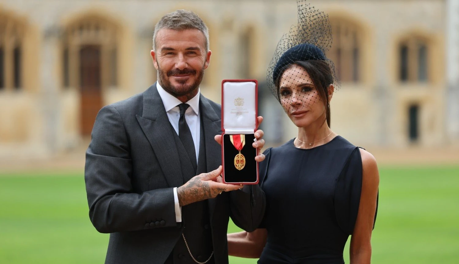 David Beckham konečně sirem. Co dnes vlastně znamená mít rytířský titul?