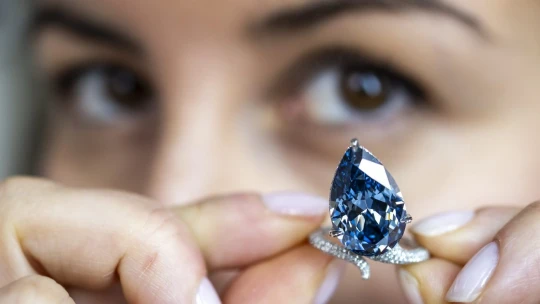 Diamant za půl miliardy. V Ženevě vydražili vzácný prsten po Rachel Mellon