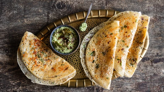 Indická palačinka. Rava dosa je křehká, pikantní a skvělá s&nbsp;kokosovým čatní