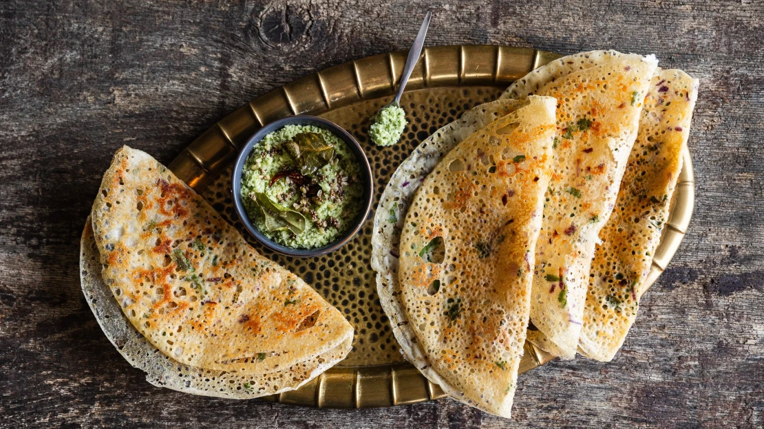 Indická palačinka. Rava dosa je křehká, pikantní a skvělá s&nbsp;kokosovým čatní