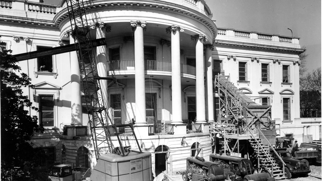 Trump zbořil křídlo, Truman ho celý vykuchal. V Bílém domě jsou opět bagry