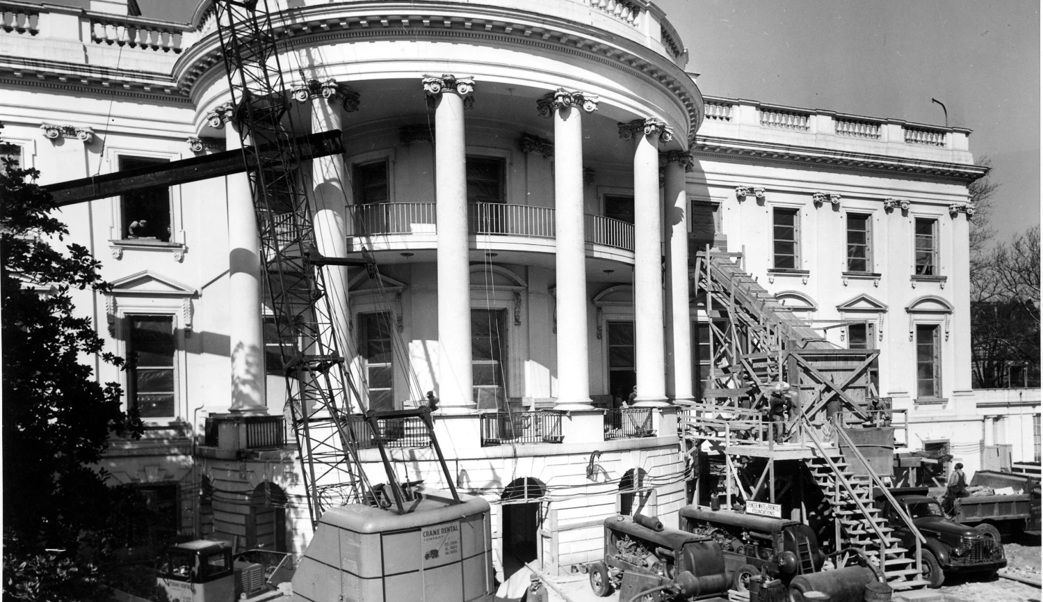 Trump zbořil křídlo, Truman ho celý vykuchal. V Bílém domě jsou opět bagry