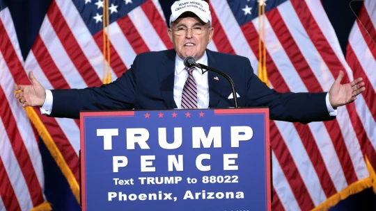 Trump omilostnil svého někdejšího právníka a&nbsp;další osoby obviněné ze snahy zvrátit volby