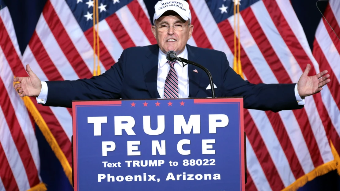 Trump omilostnil svého někdejšího právníka a další osoby obviněné ze snahy zvrátit volby