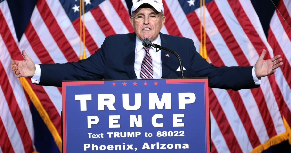 Trump omilostnil svého někdejšího právníka a další osoby obviněné ze snahy zvrátit volby