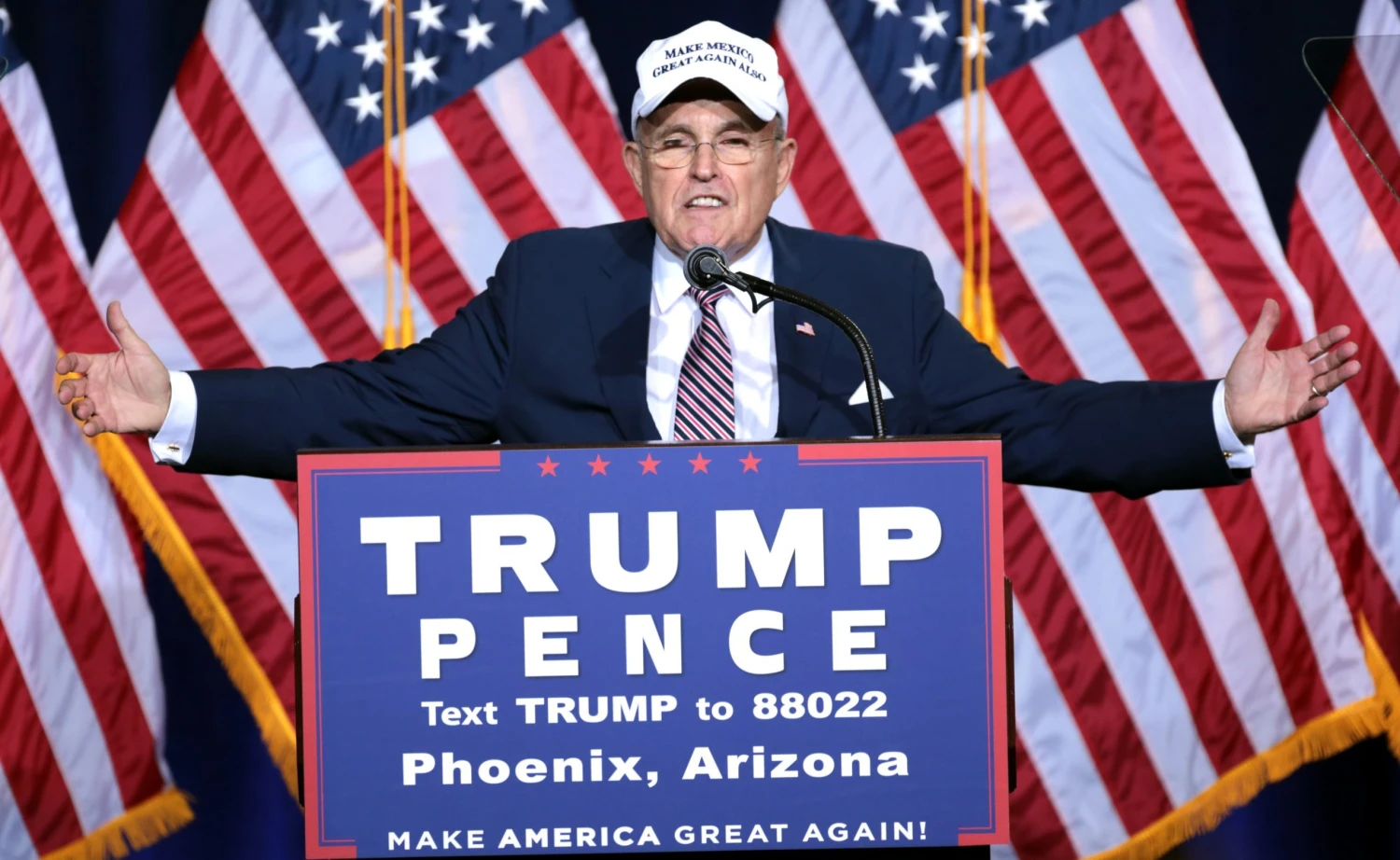 Trump omilostnil svého někdejšího právníka a další osoby obviněné ze snahy zvrátit volby