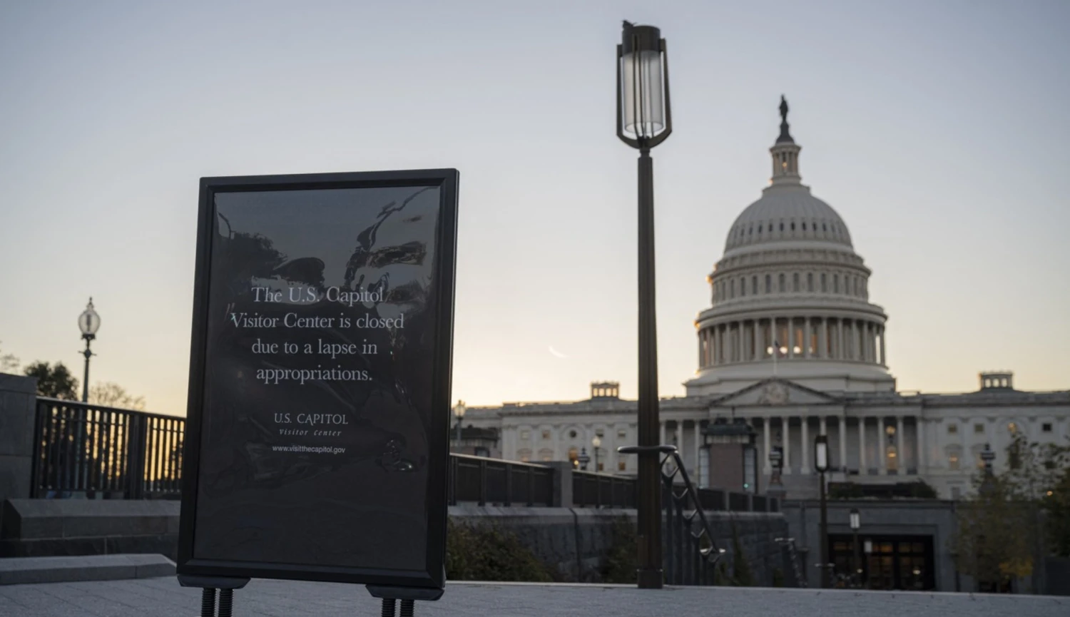 Americký shutdown pokračuje. Ministerstvo varuje před omezením provozu na čtyřiceti letištích