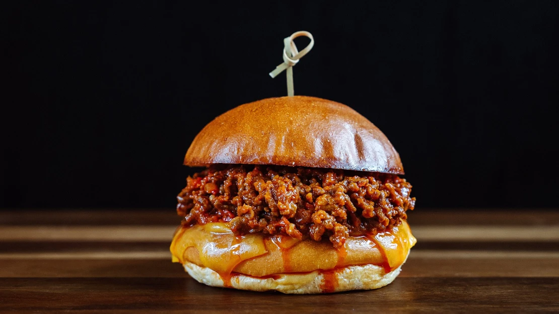 Sloppy Joe burger. Nejchutnější nepořádek, jaký si dopřát k&nbsp;večeři