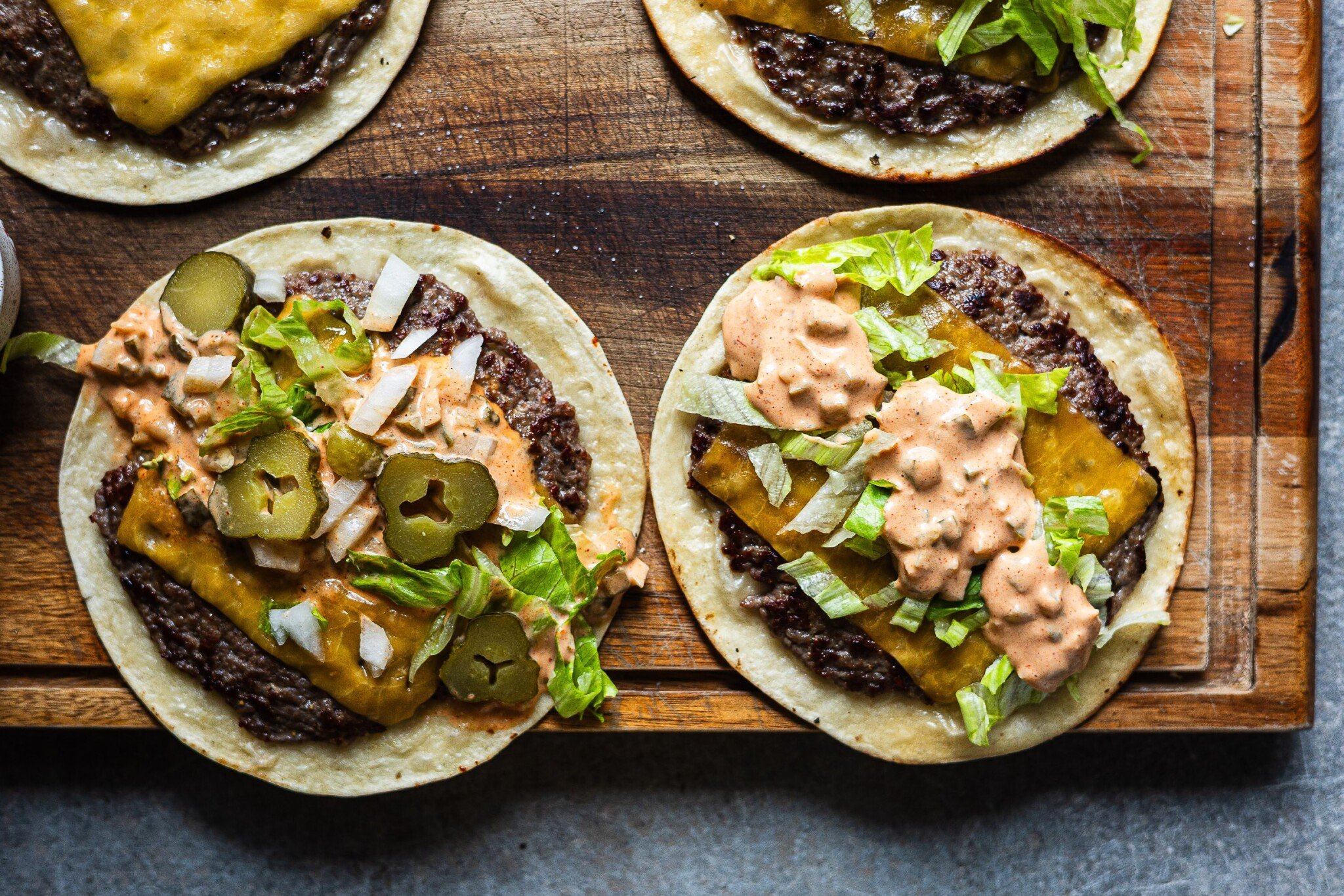 Smash burger tacos. Fastfoodová slast, co doma zvládnete za patnáct minut