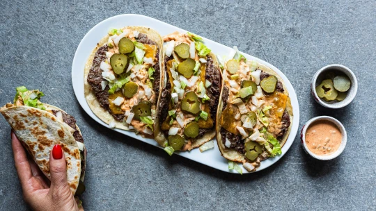 Smash burger tacos. Fastfoodová slast, co doma zvládnete za patnáct minut