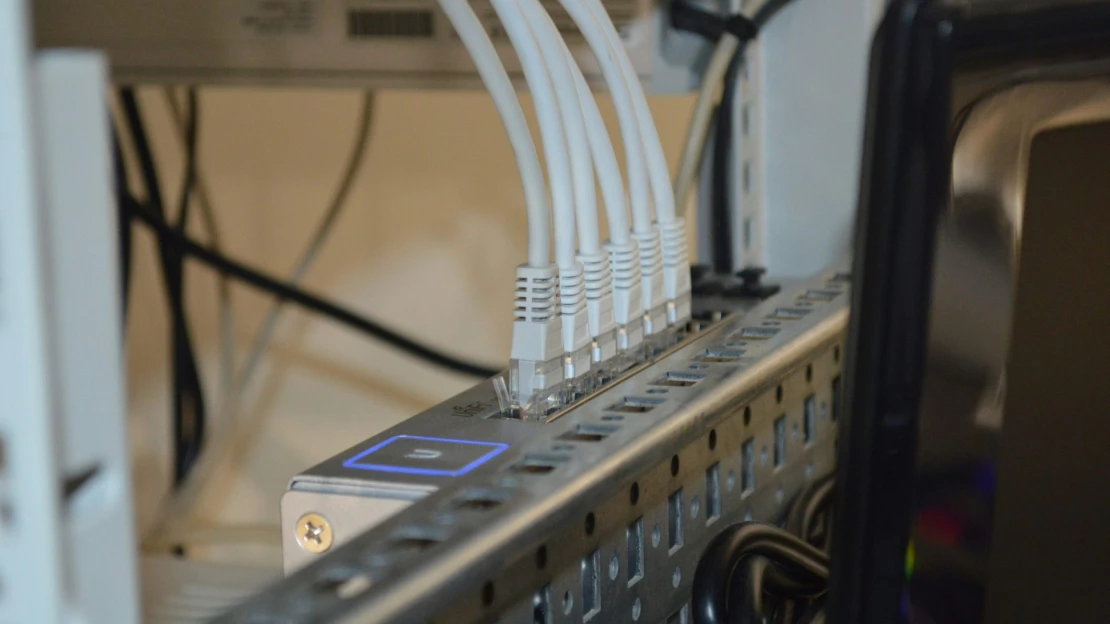 Stačí malá chyba, říká český odborník. Výpadek sítě X i chatbota ChatGPT zaznamenal celý svět