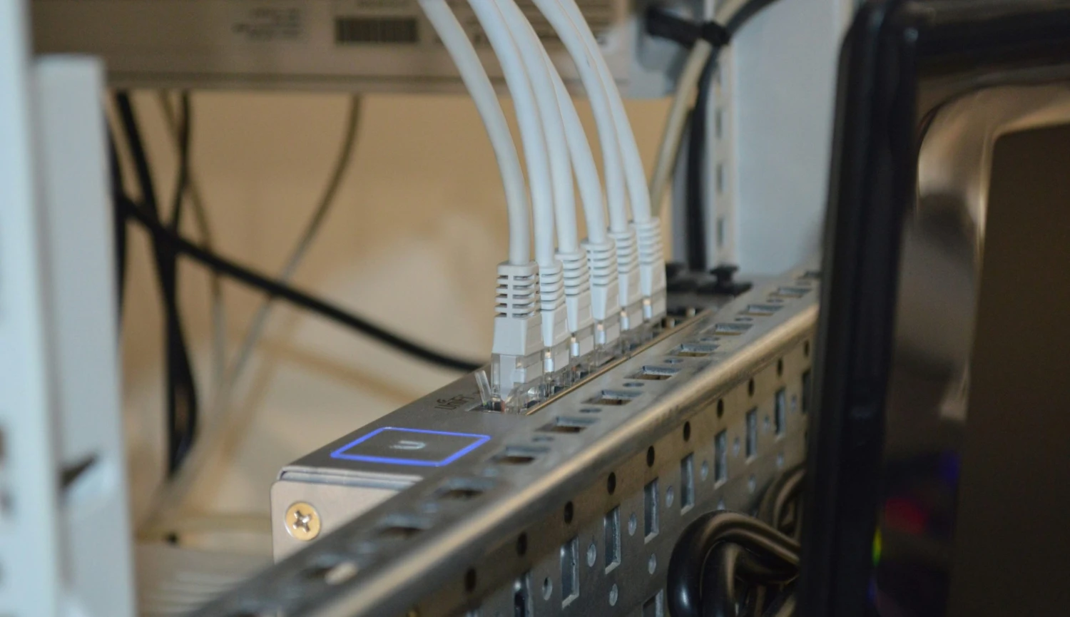 Stačí malá chyba, říká český odborník. Výpadek sítě X i chatbota ChatGPT zaznamenal celý svět