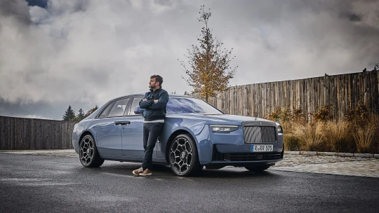 Prostě Noir. Projeli jsme první Rolls-Royce, který se obešel bez řidiče