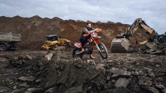 Od freestyle motokrosu k&nbsp;bagrům. Vesecký chce svoji firmu dostat mezi stavební špičku