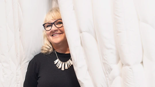 Bílá královna. Příběh ženy, která naučila Čechy spát v dutých vláknech