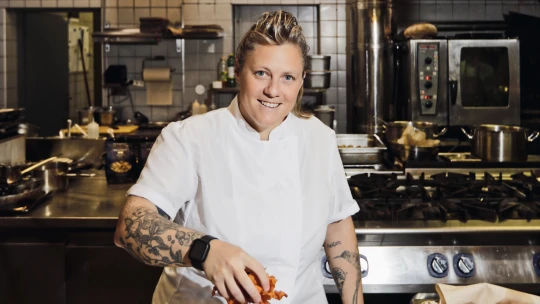 Tuňák a poezie. Italská šéfkuchařka svojí energií rozzářila kus Itálie v Praze