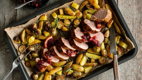 Lahodný podzim. Šťavnatá panenka s pomerančovou glazurou & pečenou zeleninou