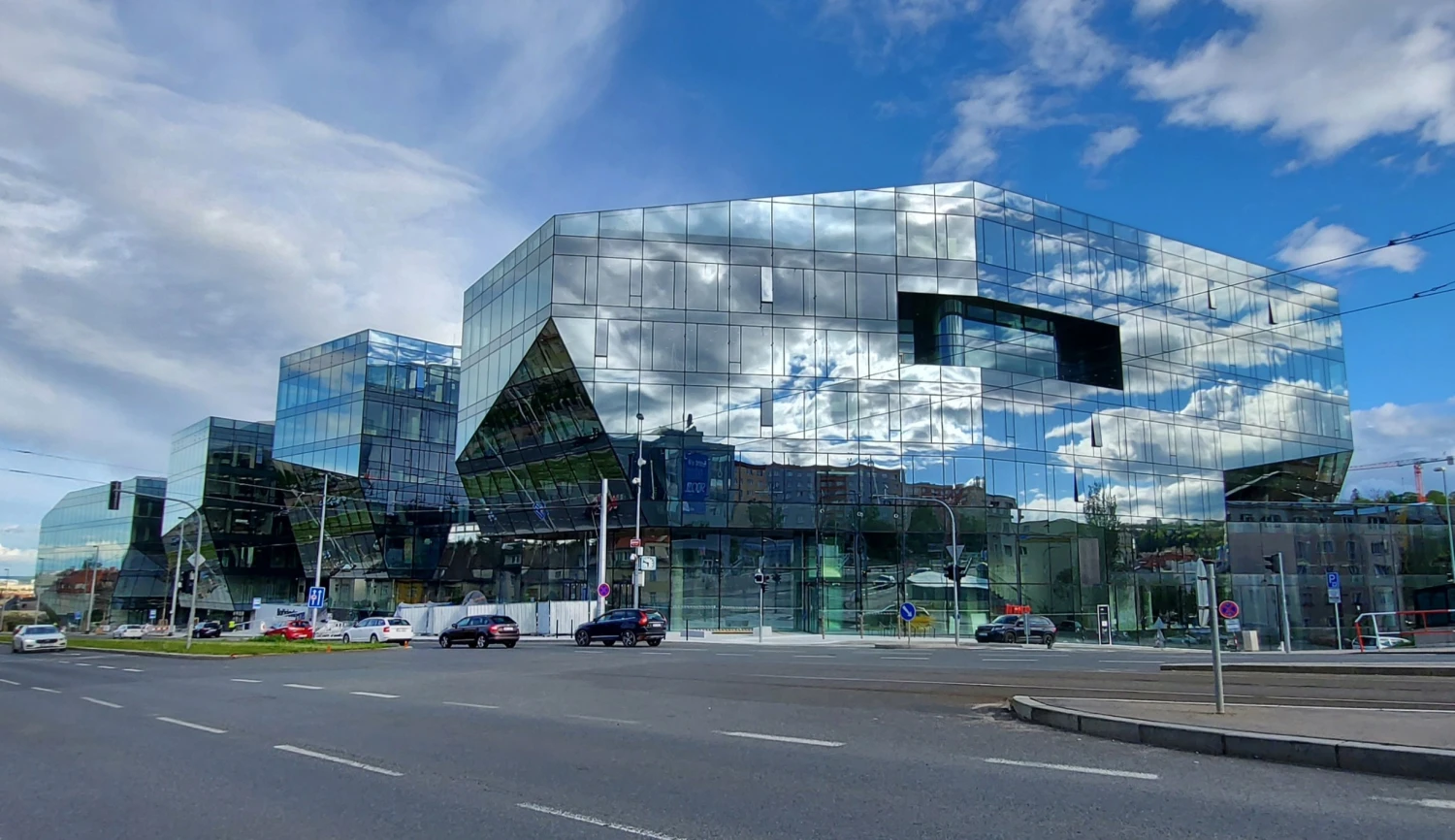 Komárkova KKCG šlape do realit. Vydává dluhopisy za více než miliardu korun