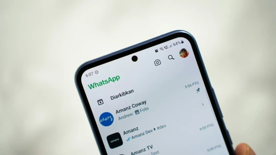 Brusel chce přísnější dohled nad WhatsAppem. Soukromých zpráv se to nedotkne