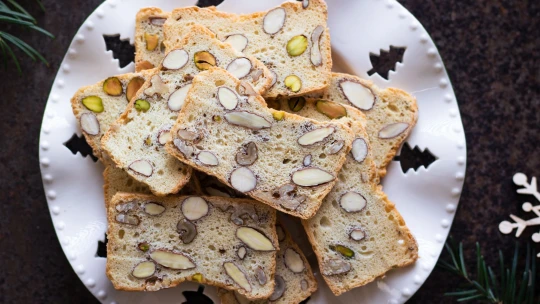 Kam se zbylými bílky? Upečte si křupavé bílkové cukroví s ořechy