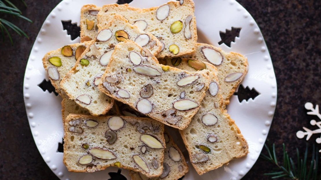 Kam se zbylými bílky? Upečte si křupavé bílkové cukroví s ořechy