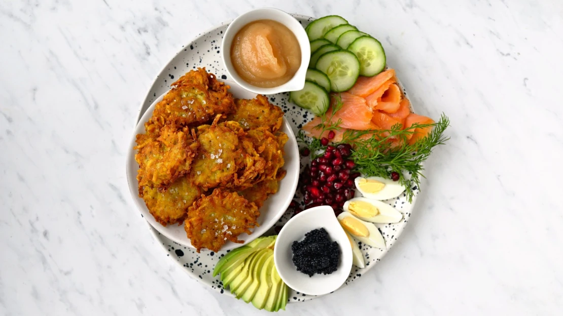 Bramboráky nasladko?! Chanukové latkes jsou lahodné na mnoho způsobů