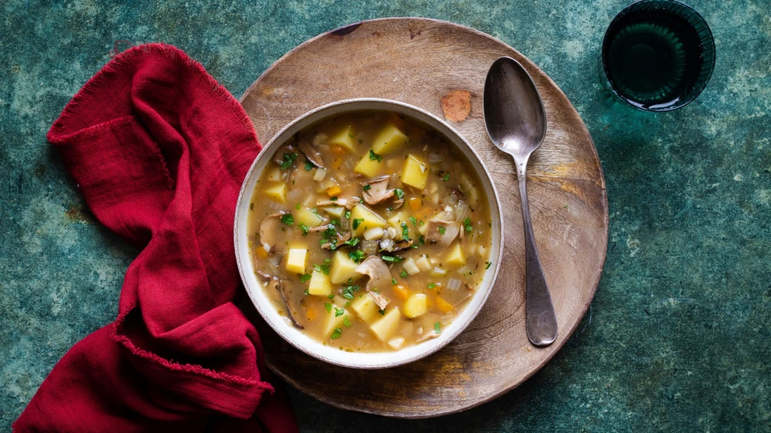 Skromný národní klenot. Tradiční bramboračka je ikona mezi českými polévkami