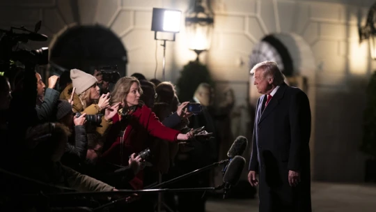 Tam a zpátky. Na základě čeho Trump rozhoduje o zničujících clech?