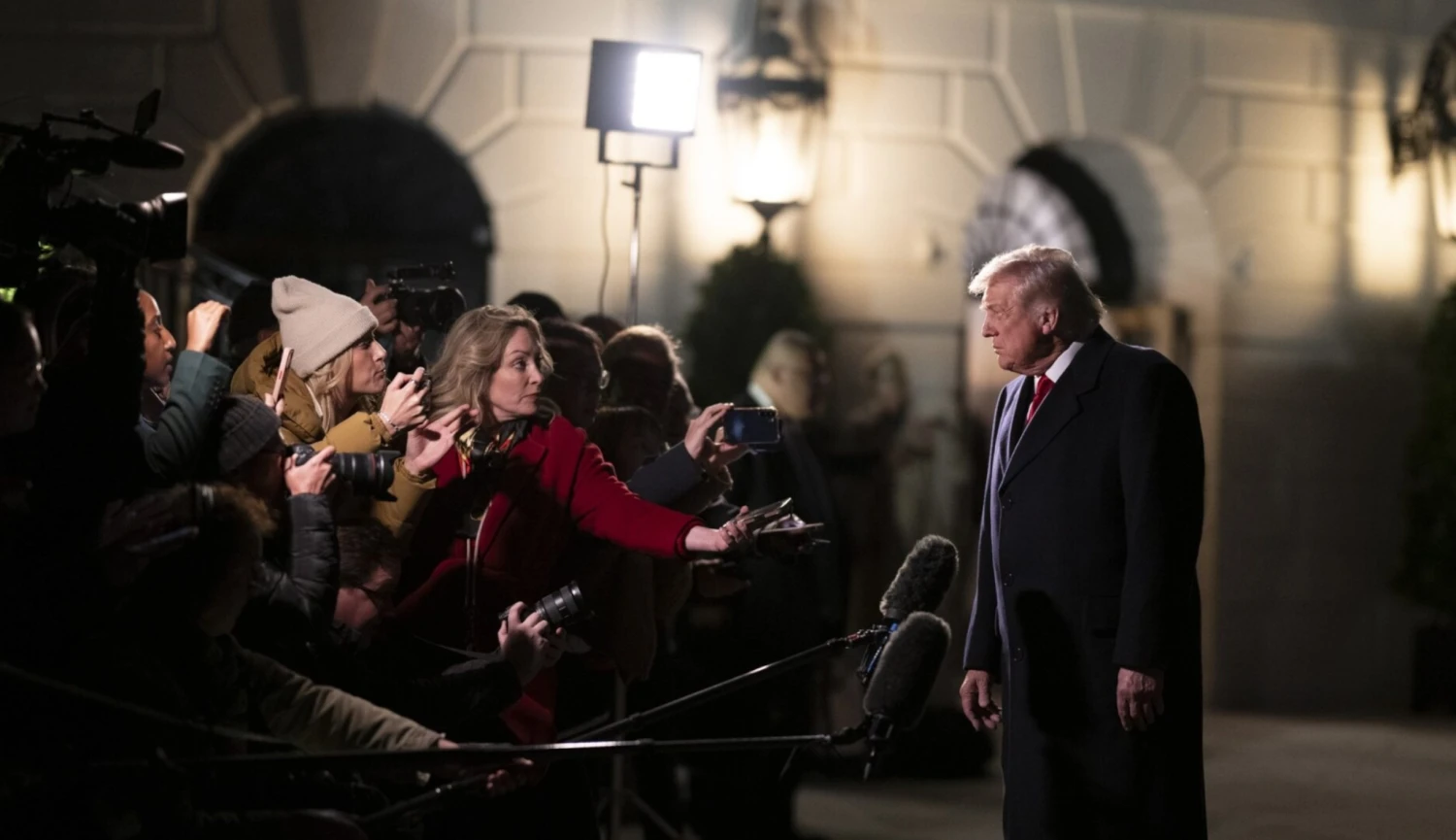 Tam a zpátky. Na základě čeho Trump rozhoduje o zničujících clech?