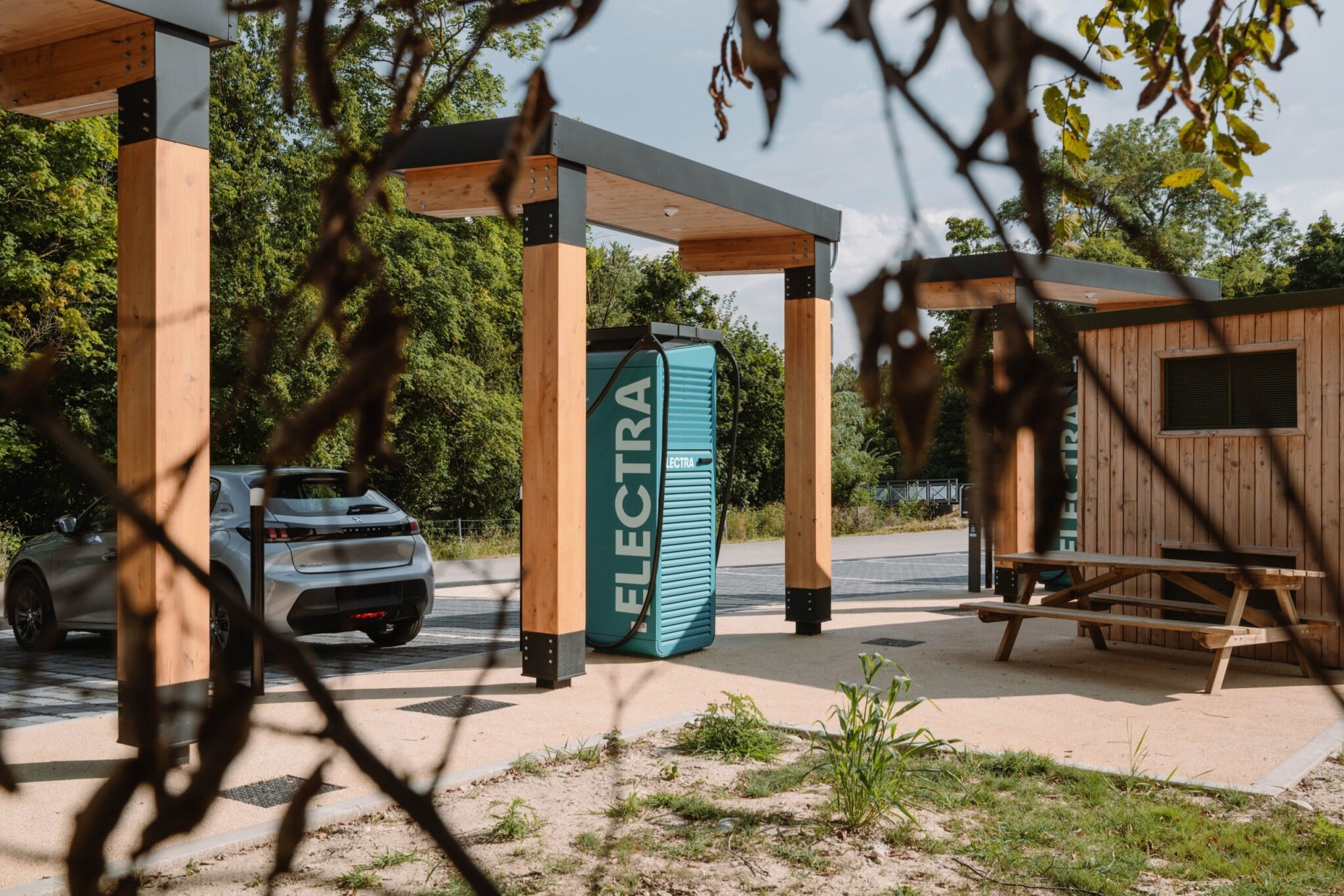 Rychle, levně, pod střechou. Francouzský startup chce změnit dobíjení aut v Česku