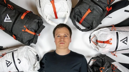 Má jen jednu ruku, ale šije batohy pro horolezecké hvězdy. A&nbsp;zakázek má na rok