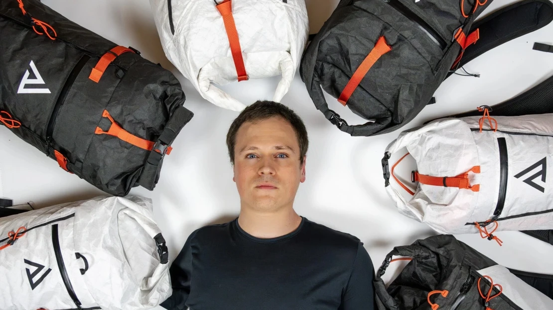 Má jen jednu ruku, ale šije batohy pro horolezecké hvězdy. A&nbsp;zakázek má na rok