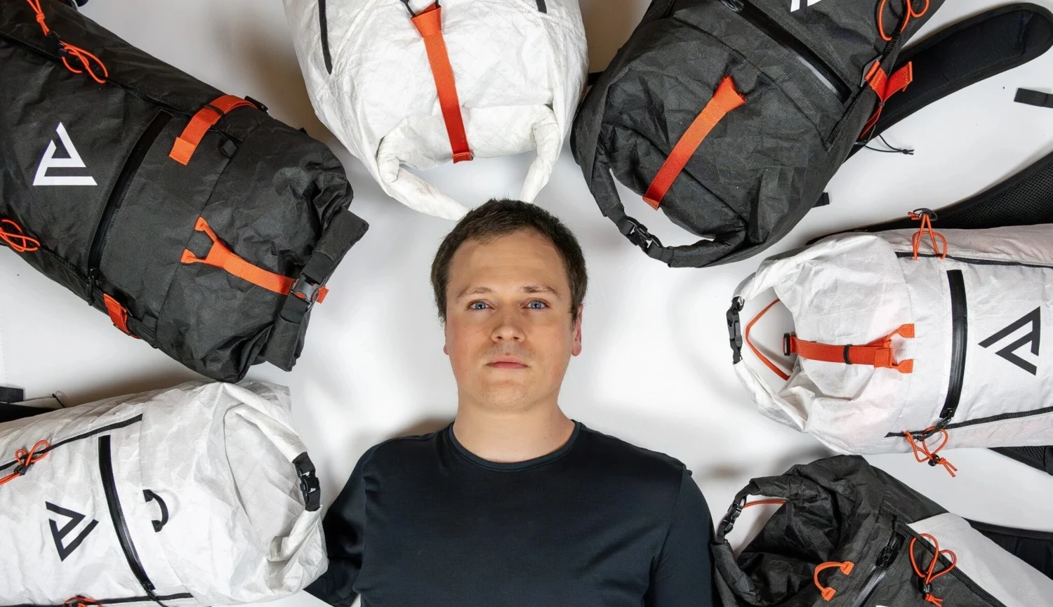 Má jen jednu ruku, ale šije batohy pro horolezecké hvězdy. A&nbsp;zakázek má na rok