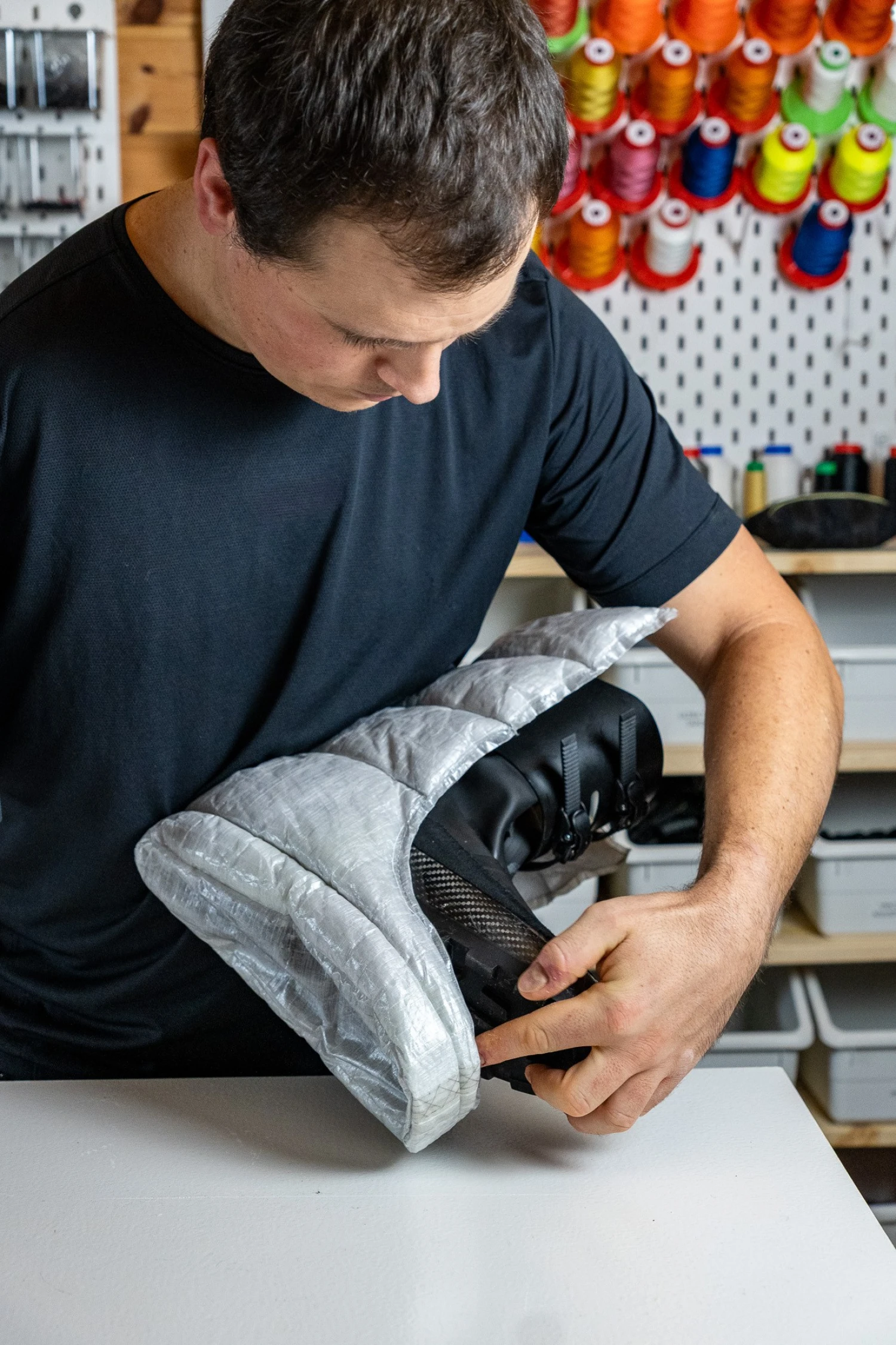 Má jen jednu ruku, ale šije batohy pro horolezecké hvězdy. A zakázek má na rok