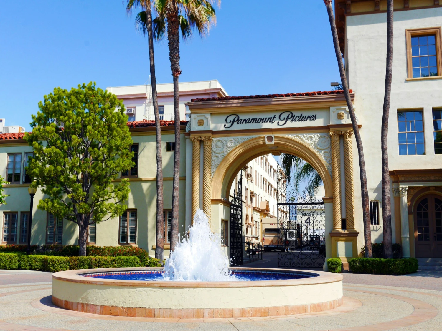 Bitva o Warnery pokračuje. Paramount přihazuje osmnáct miliard dolarů v hotovosti