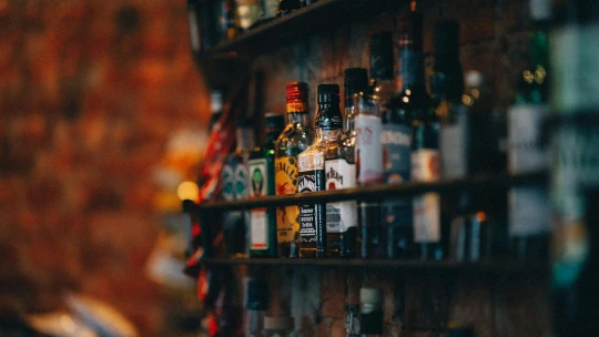 Hlavní palírna Jim Beamu na rok zavírá. Whisky má na roky dopředu