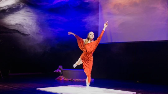 Divadlo jako kluziště. Interaktivní jízda na Žižkově rozbruslí celý sál