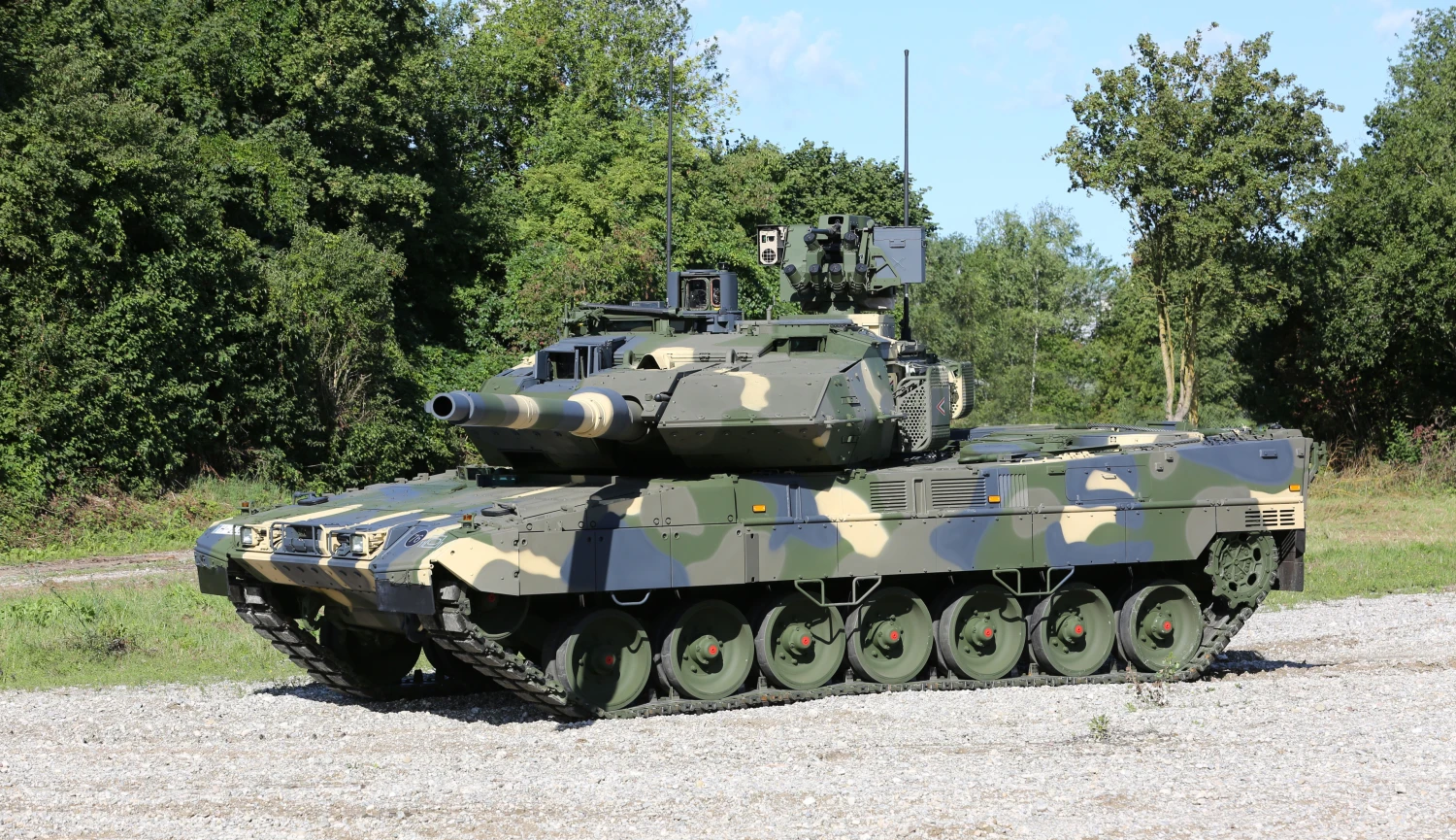 Vojenské vozy Tatra za 25 miliard korun. Strnad uzavřel smlouvu se Slovenskem